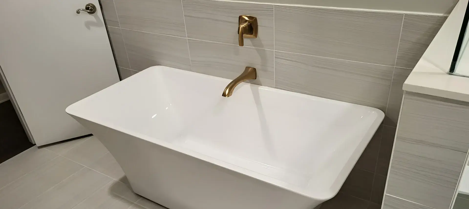 Completed bathtub replacement by MHL Renovations